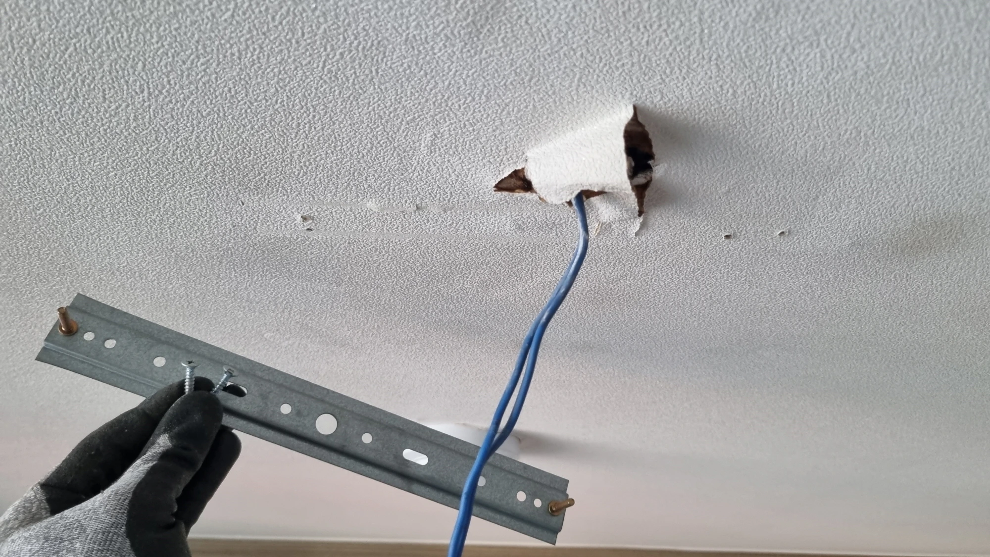 브래킷 뗀 모습