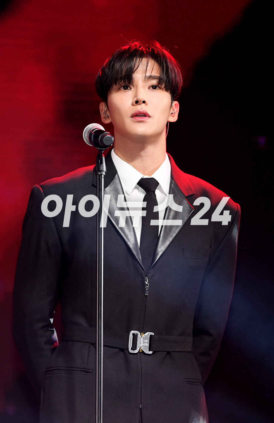 그룹 SF9(에스에프나인) 로운이 9일 오후 서울 광장동 예스24 라이브홀에서 진행된 미니 12집 '더 피스 오브 나인(THE PIECE OF9)' 쇼케이스에서 멋진 무대를 선보이고 있다. [사진=정소희 기자]