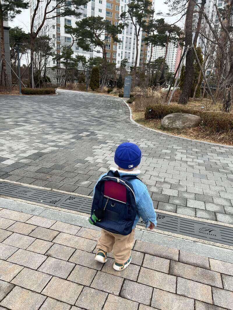 등원하는 아이의 뒷모습