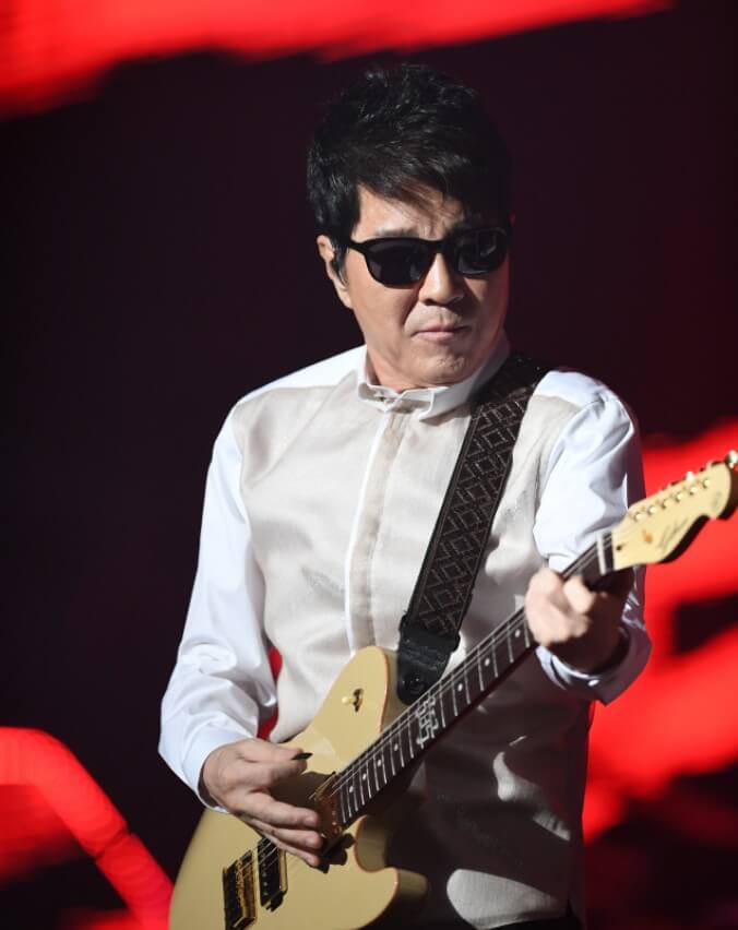 조용필이-차이나-칼라의-하얀-옷을-입고-선글라스를-낀-채-일렉-기타를-연주하고-있는-모습