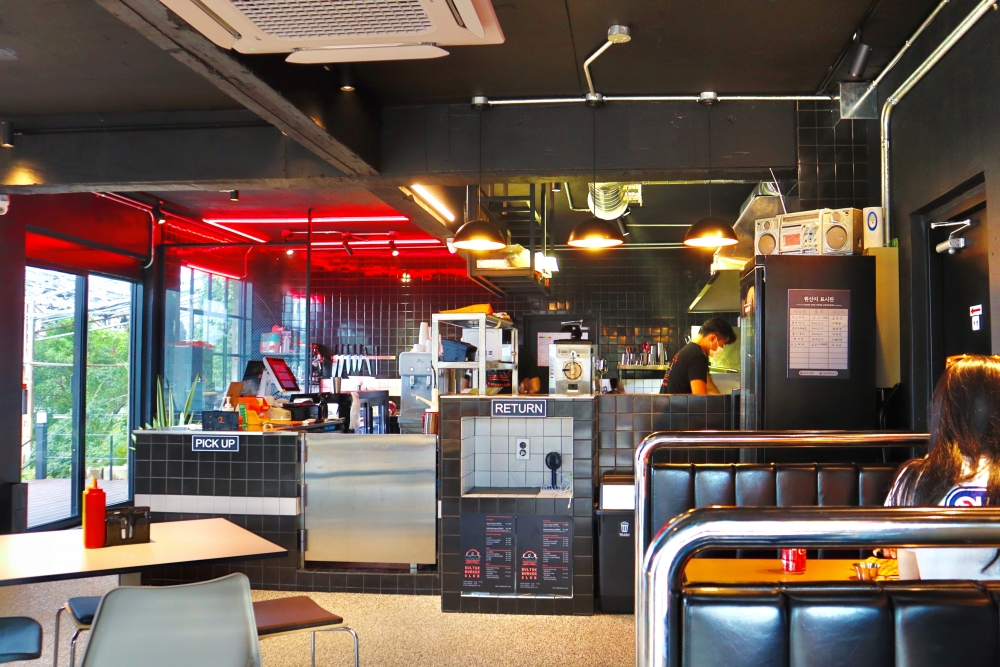 불턱버거클럽 가게 내부