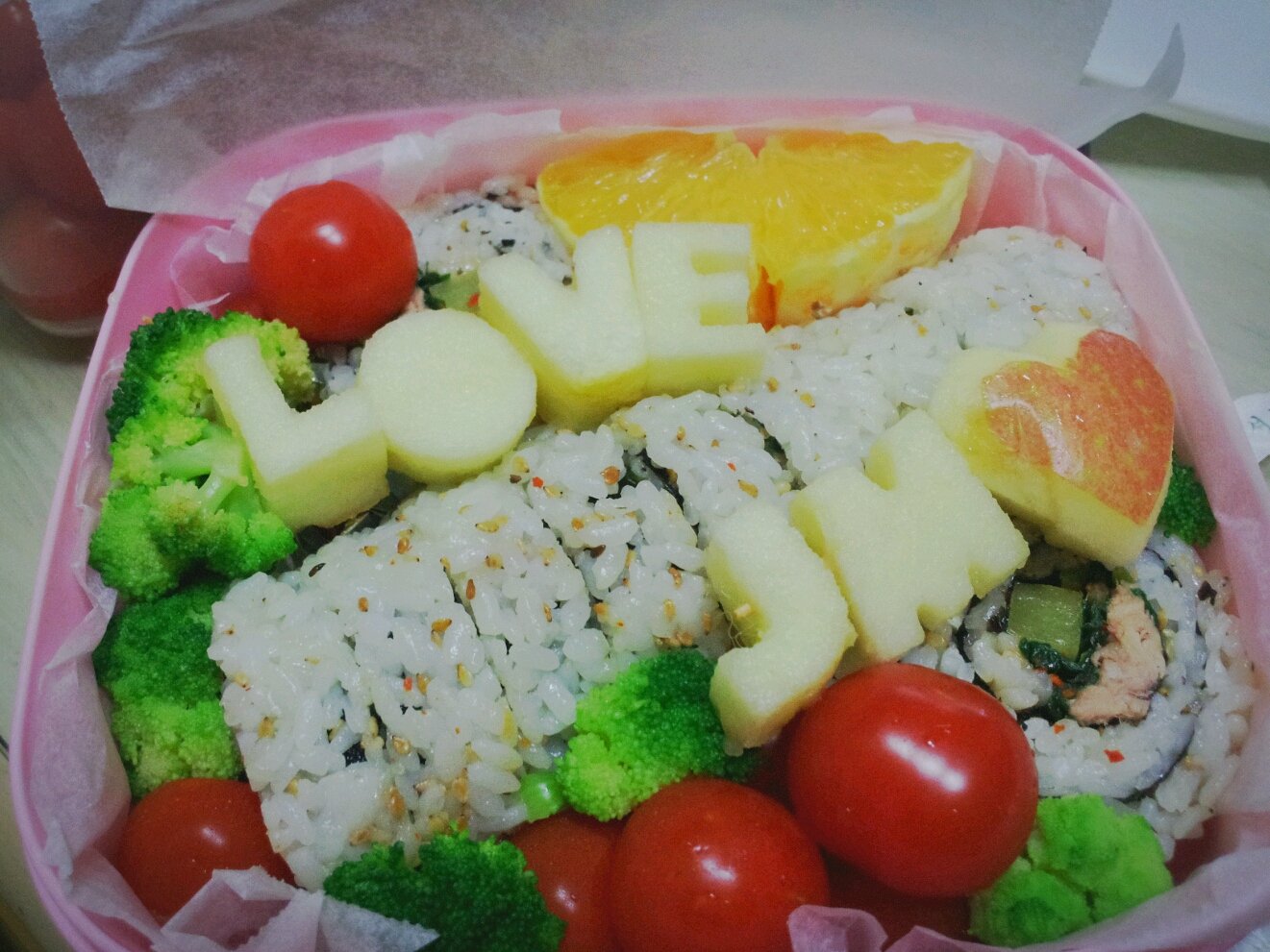 알록달록 과일을 곁들인 누드참치도시락