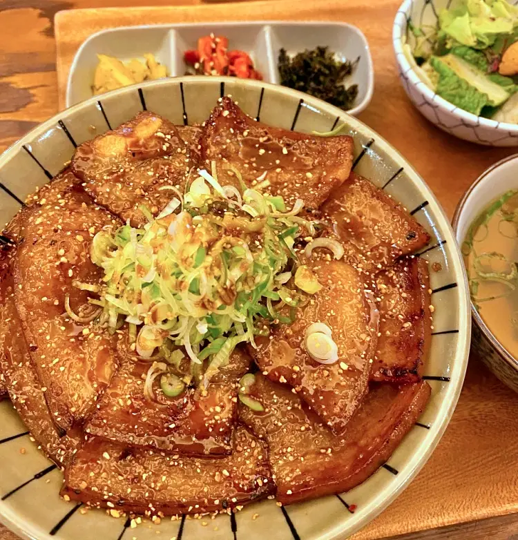 제209회 놀라운토요일 놀토 성남 모란 민속5일장 시장 소고기 튀김 덮밥 맛있는 식당 아이브 안유진, 레이, 이서 추천 맛집 소개