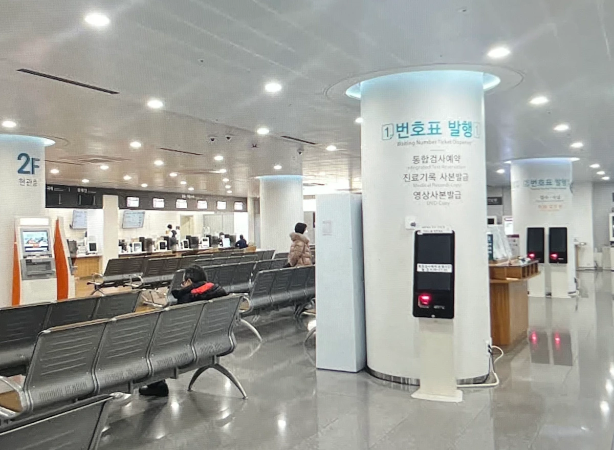 명의-병원-대기실-사진