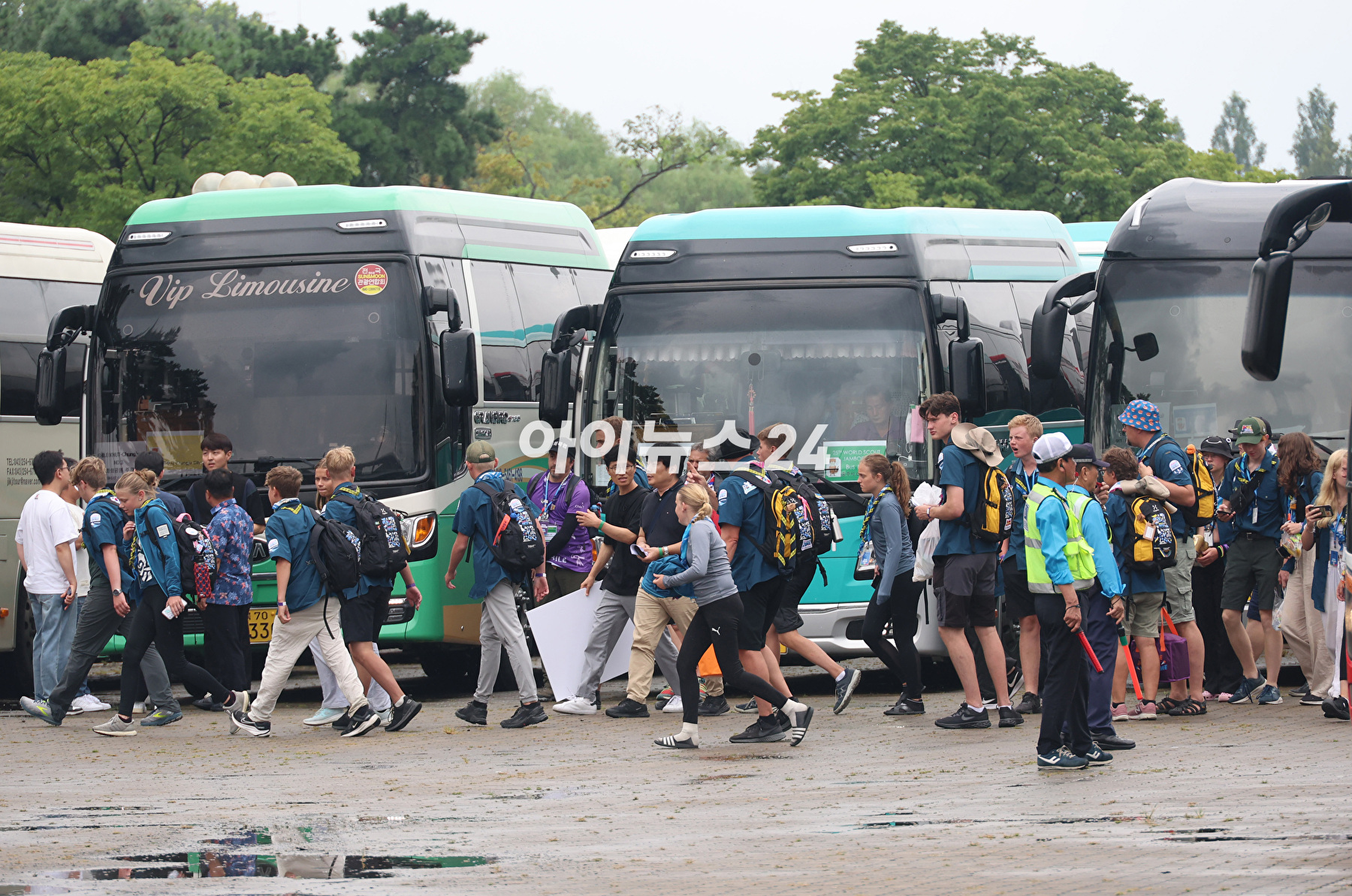 11일 오후 서울 마포구 상암동 서울월드컵경기장에 2023 새만금 세계스카우트 잼버리 폐영식에 참가하는 각국 스카우트 대원들이 도착하고 있다. [사진=사진공동취재단]