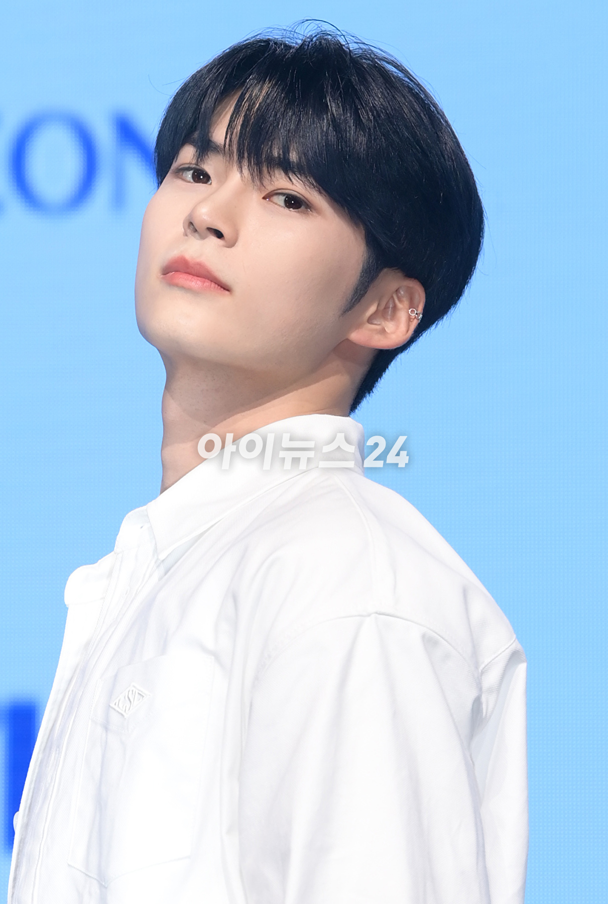 그룹 제로베이스원 성한빈이 10일 오후 서울 광진구 광장동 예스24라이브홀에서 열린 제로베이스원(ZEROBASEONE) 데뷔 쇼케이스에서 멋진 무대를 선보이고 있다. [사진=정소희 기자]