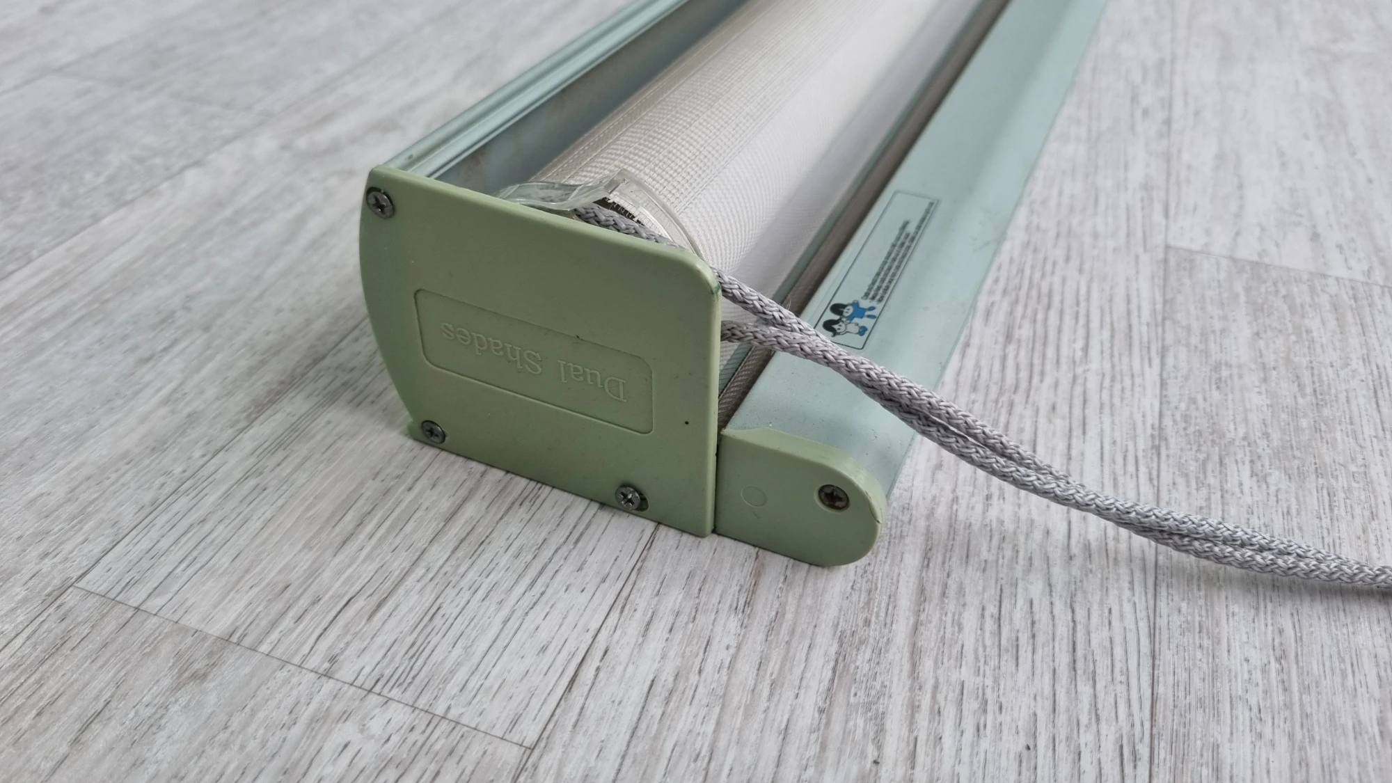 블라인드 레일커버 고정 볼트 위치