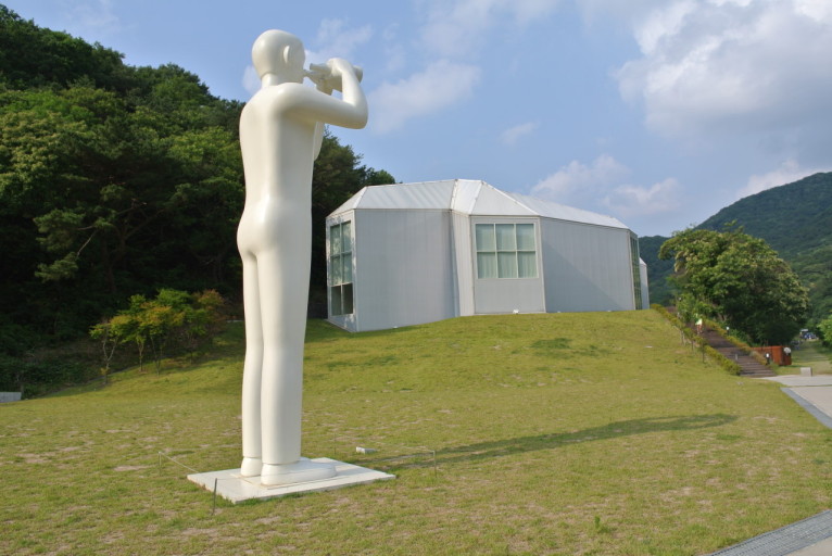 장흥 조각공원 내 장욱진미술관 앞 조각상
