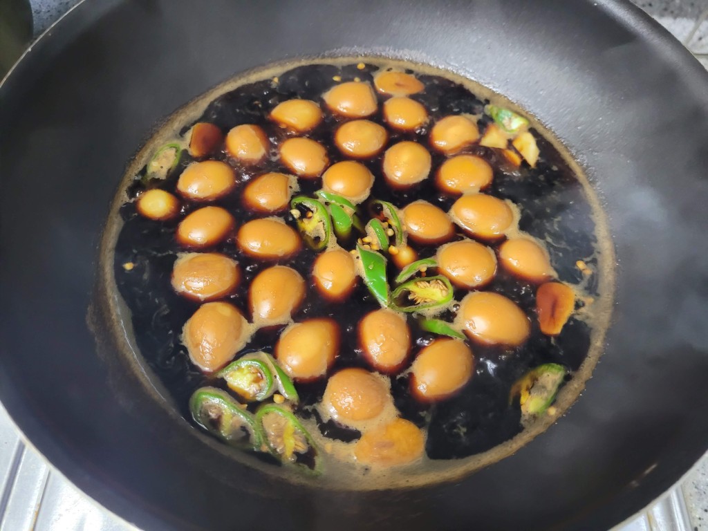 청양고추를 넣고 자작하게 졸여진 메추리알 장조림 모습