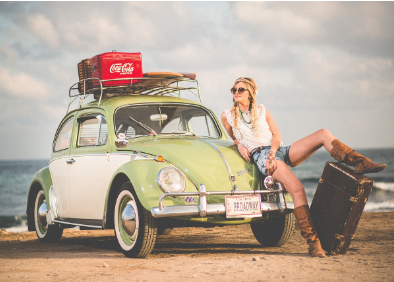 물권의-하나인-자동차-옆에-여자가-앉아서-쉬고-있다