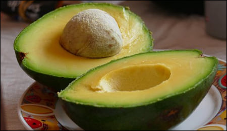 반으로 가른 아보카도