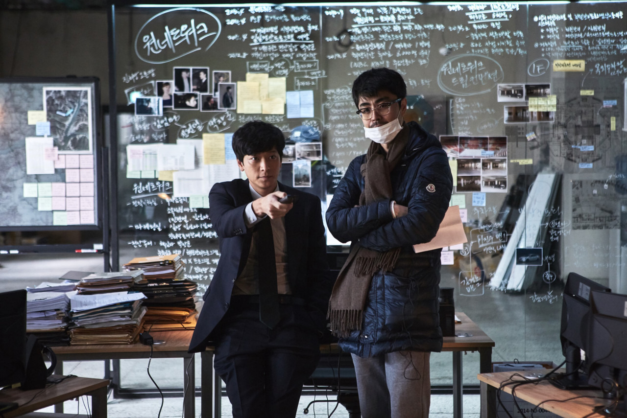 사기의 기술, 믿음의 붕괴, 진실 추적의 미학을 담은 영화 '마스터'