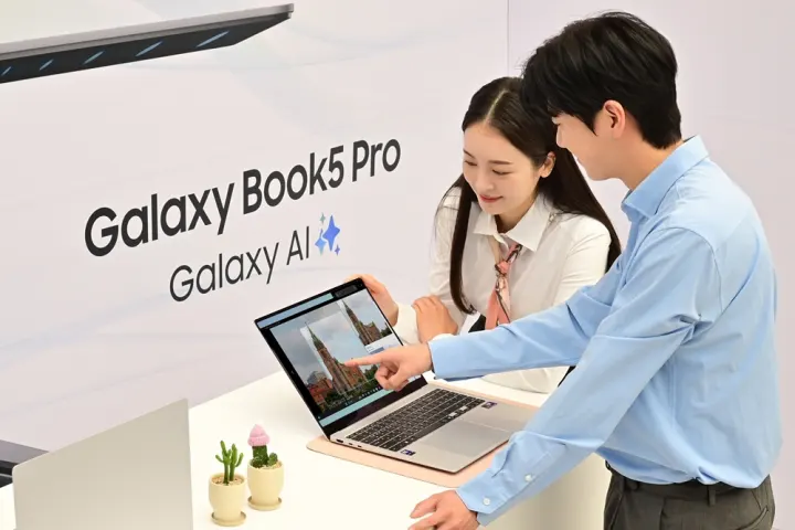 삼성전자 모델이 AI PC ‘갤럭시 북5 Pro’의 ‘AI 셀렉트’ 기능을 체험하는 모습
