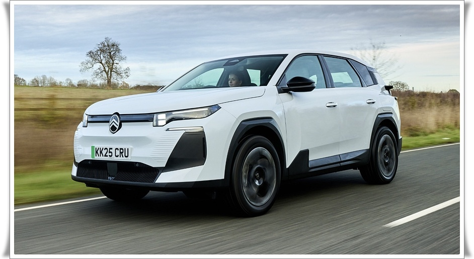 시트로엥 C5 에어크로스 SUV의 역동적인 모습, 현대적 크로스오버 디자인