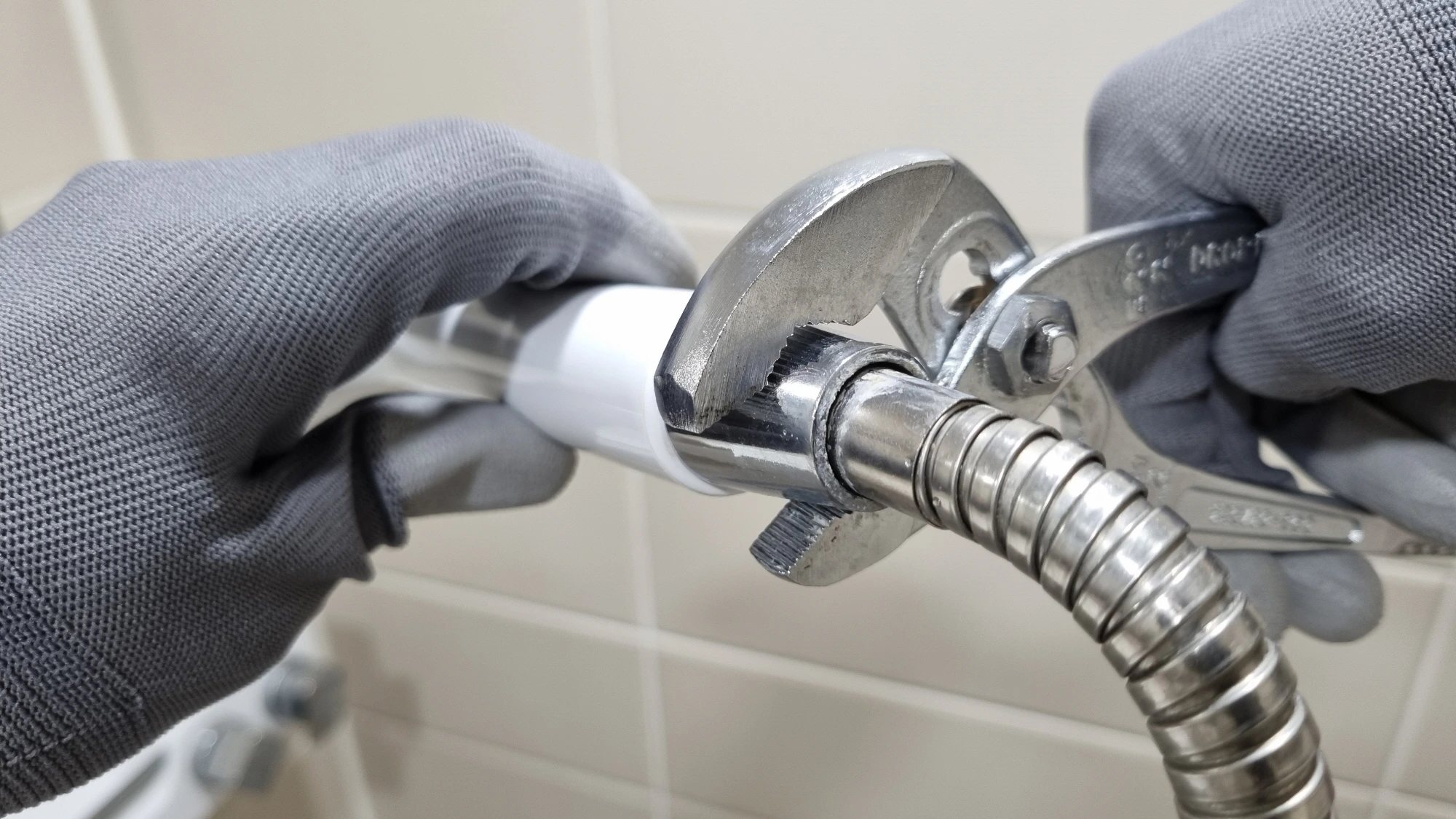 샤워기 헤드 분리하는 모습