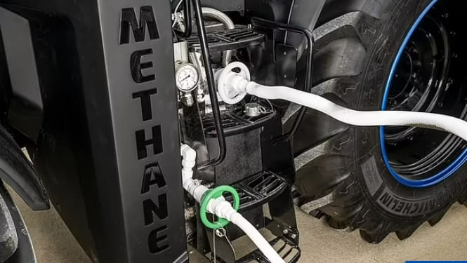 소똥으로 움직이는 세계 최초 트랙터 개발 VIDEO: World's first tractor powered by COW DUNG is unveiled