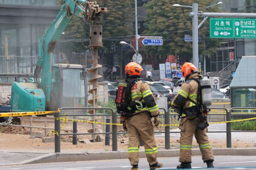 교대역 굴착기 사고, 가스 누출로 인한 긴급 통제! 서울 지하철 2&middot;3호선 무정차 통과 사태 집중