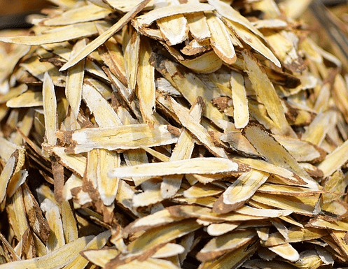 감초를 조각으로 잘라 한가득 쌓아올린 사진으로 감초는 나무껍질처럼 생겼다