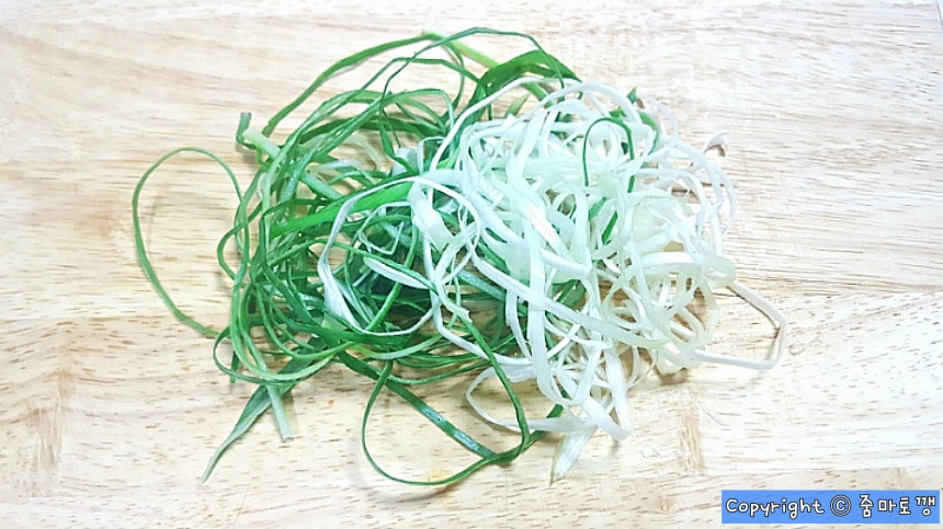 얇게-썰어진-고깃집-파채