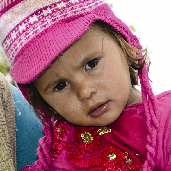 인상을 찌푸린 아기