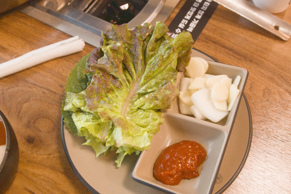 상추와 깻잎과 무 그리고 된장이 나온다.