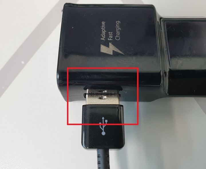 충전기 콘센트 부분 잭이 제대로 결합 안됨