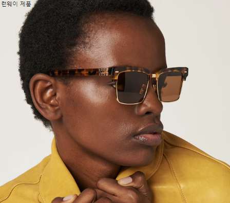 긱시크와 올드머니 룩에 어울리는 2024년 안경 트렌드_큰 뿔테_미우미우