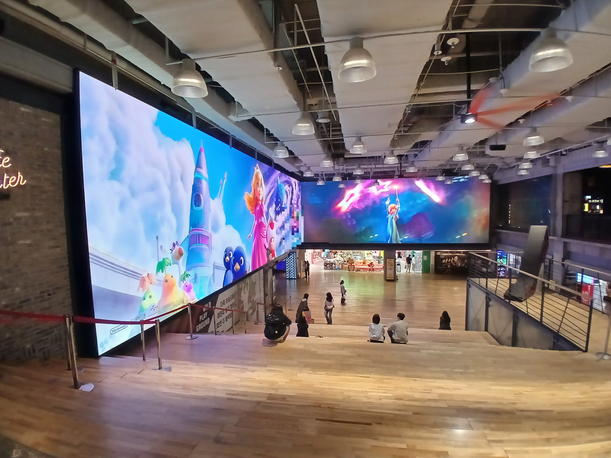 코엑스 메가박스 내부 전경 대형 스크린 계단 공간 모습