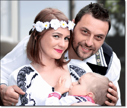 모유먹는 아기와 부부 