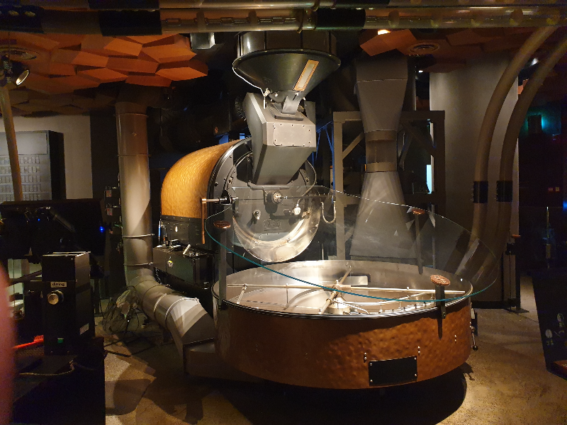 2층에도 커다란 로스터기가 놓여 있다.