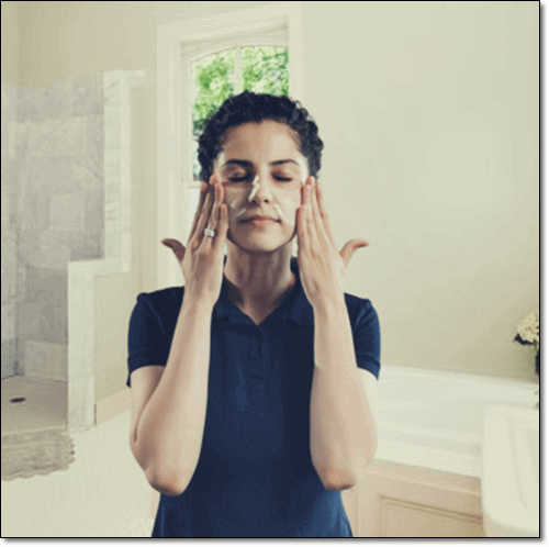 레티놀 크림 바르는 여성