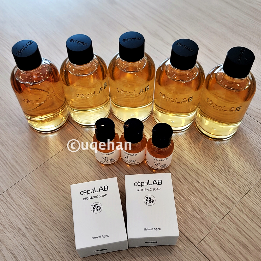 세포랩 바이오제닉 에센스 구성품으로 본품 5개와 샘플5개 비누 2개가 놓여있다.