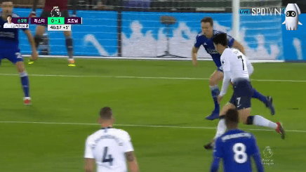 손흥민 선수가 왼발 인사이드 감아 차기 슛으로 골을 넣었다