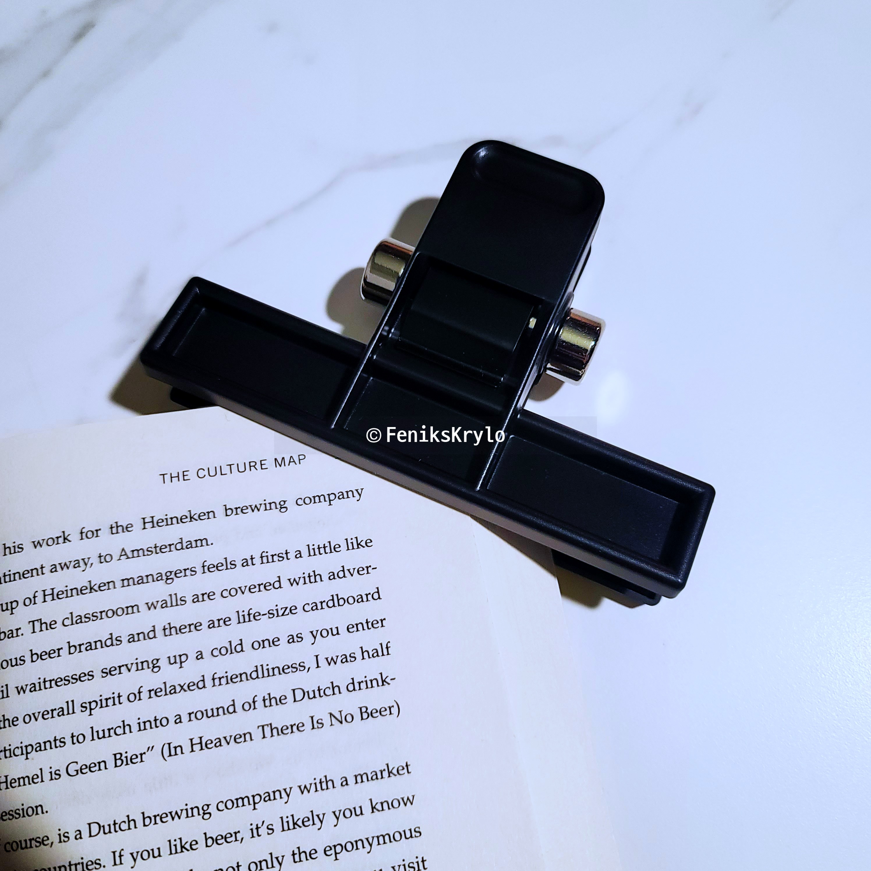 북클립을-이용해-모서리-부분의-책을-고정한-모습이다.