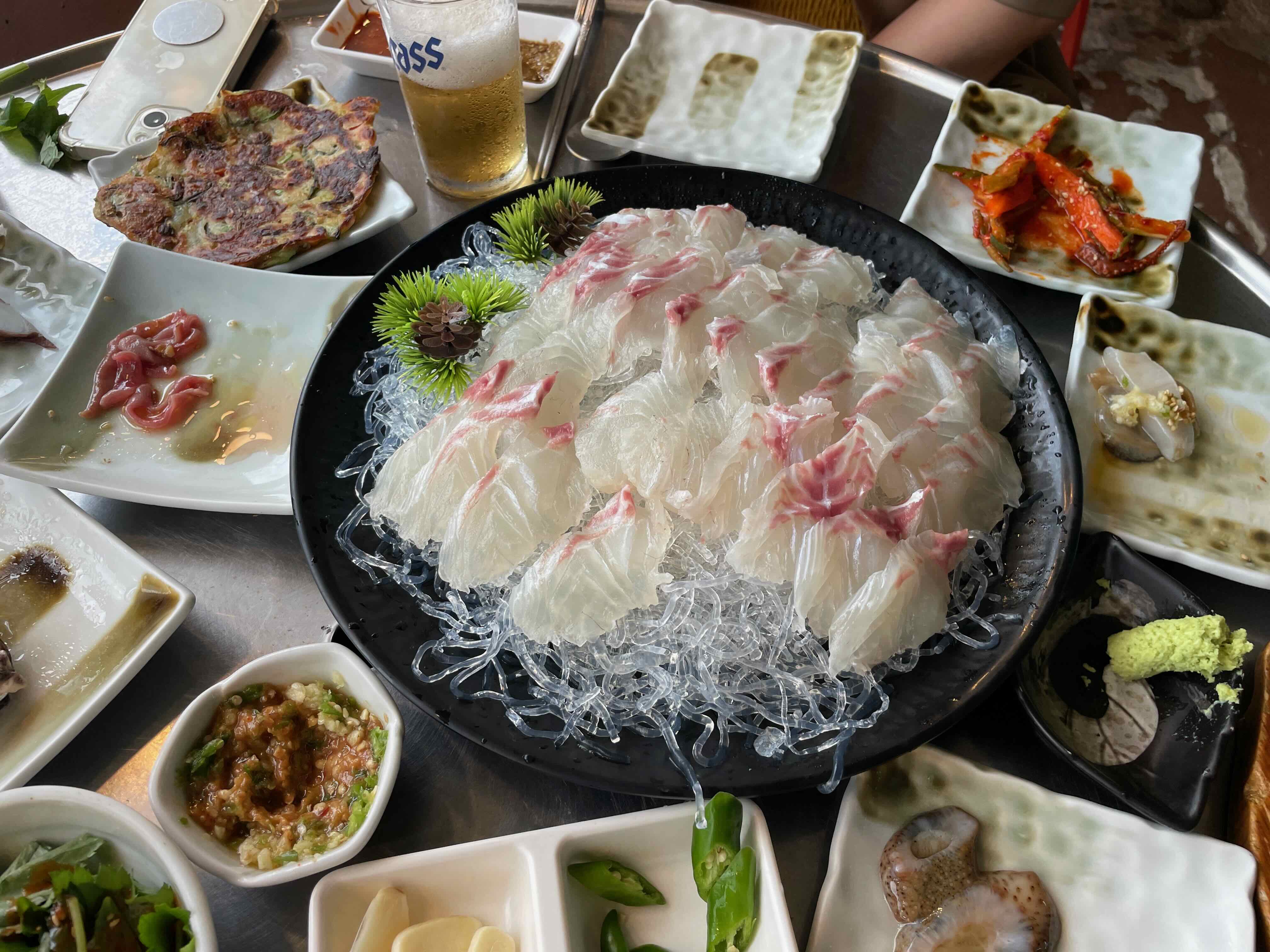 도미 회가 접시위에 올려져 있는 모습