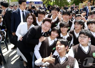 이 대통령 4&middot;19 정신 민주묘지 참석(영상)