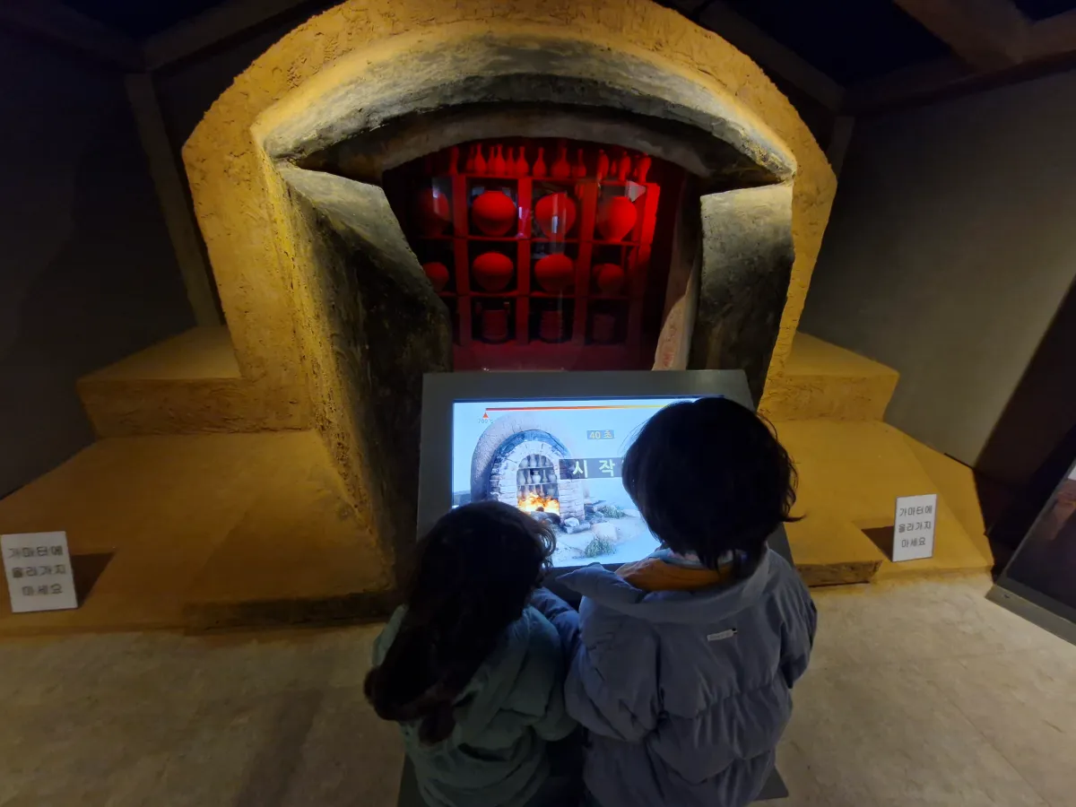 도자기-굽는-체험을-하고-있는-두-아이