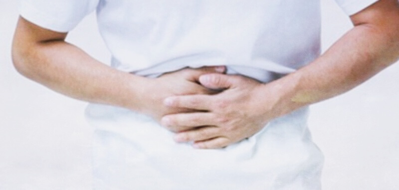 복통을-호소하는-남성