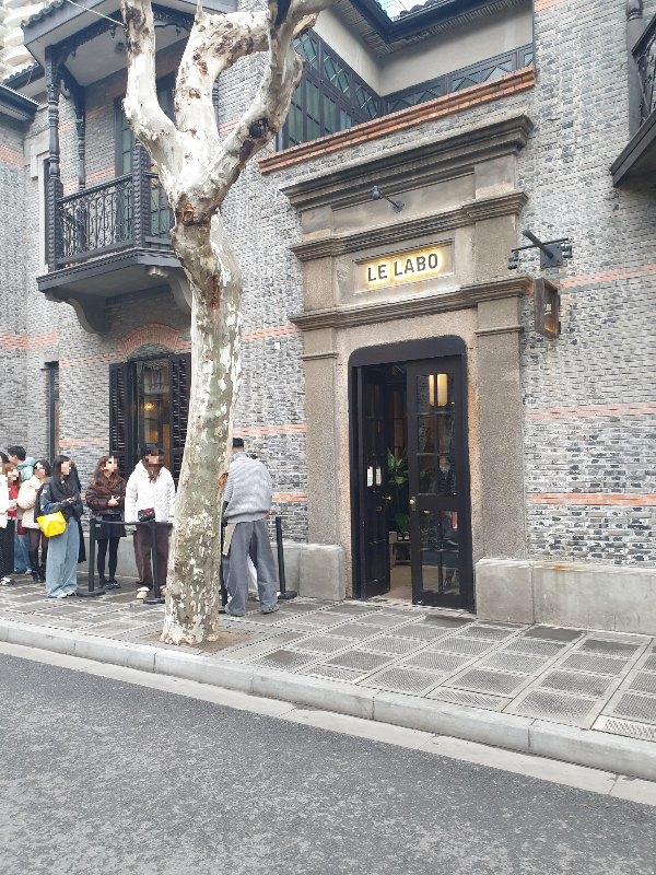 신천지 특유의 건물 양식인 르라보. 밖으로 길게 대기를 선 사람들.