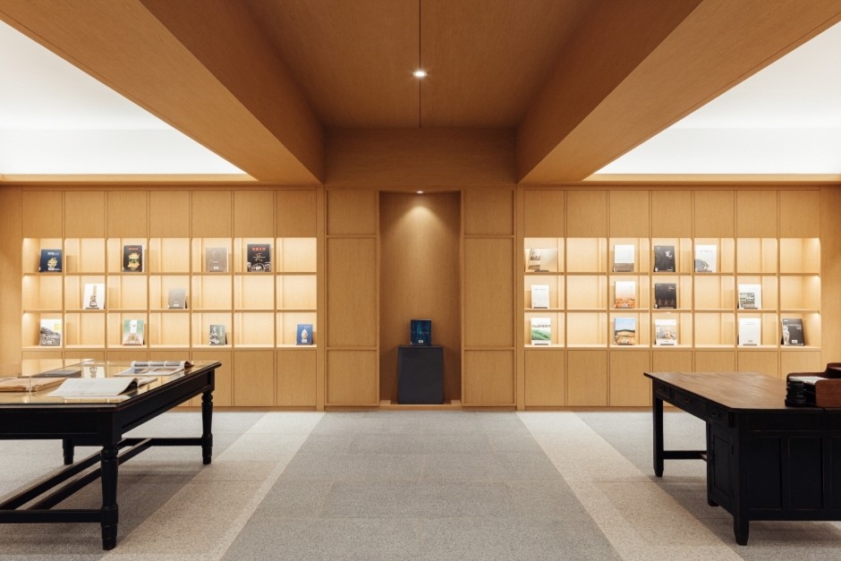 립경주박물관 내 위치한 신라천년서고의 세련된 실내 디자인과 서가 모습