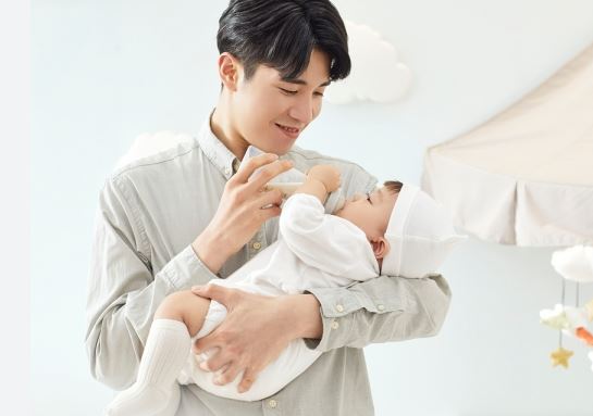육아휴직 쓰고 아기를 케어하는 남편 사진