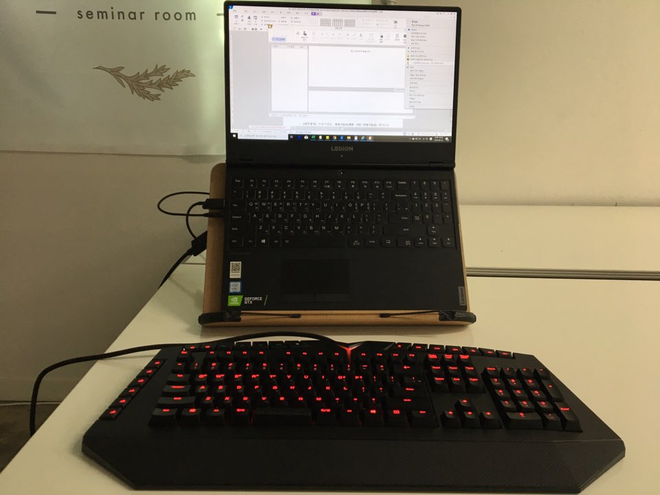 레노버 리전 노트북과 레노버 Y 기계식 키보드 연결 사용 모습