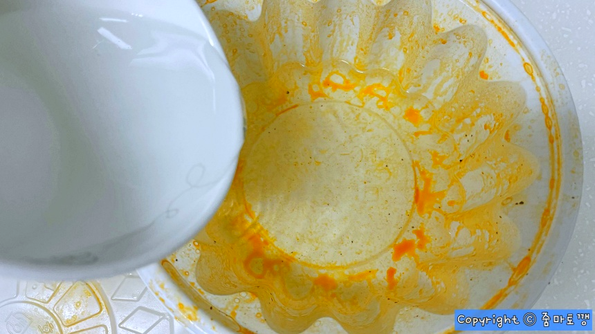 따뜻한-물-붓기