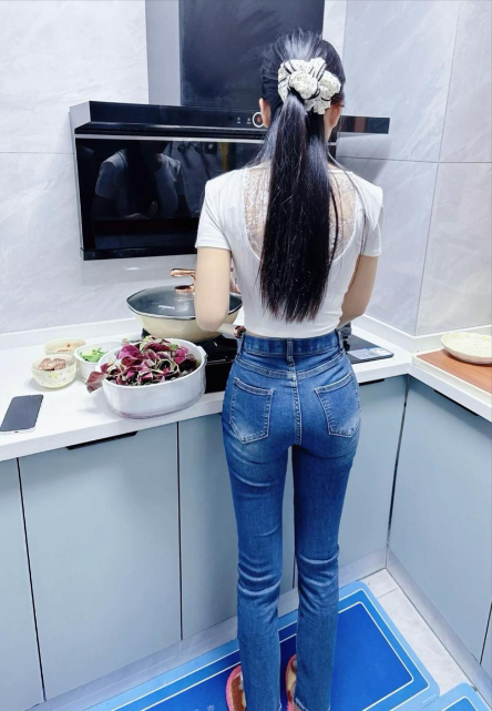 주방에서요리하고있는아줌마