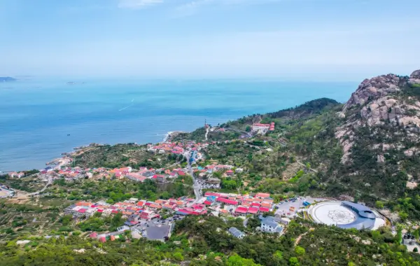 에메랄드빛-바다를-배경으로-솟아오른-웅장한-기암괴석과-울창한-숲이-조화를-이루는-라오산