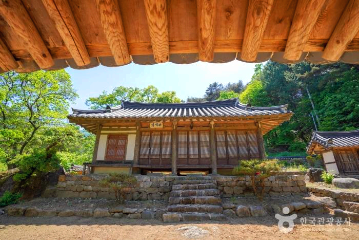 옛 한옥집 한채가 있다.