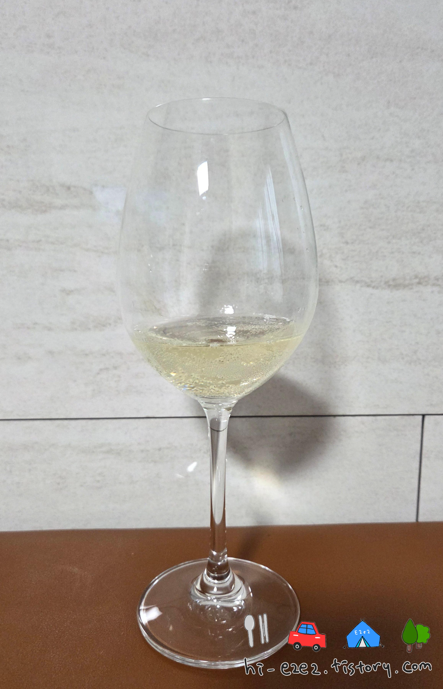 산테로 모스카토 와인잔에 따른 모습