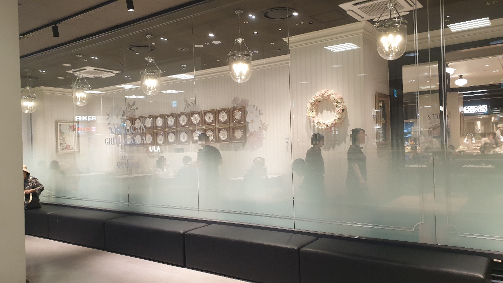 외부 대기 손님들이 앉을 수 있는 긴 좌석이 보인다.