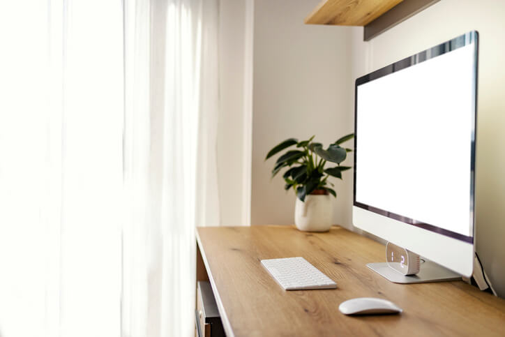 불필요한 물건 없이 깨끗한 책상