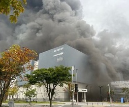 연기가 건물을 뒤덮는중